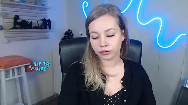 Snapshot of holly_xglam chatting on December 2024 06:31:02 AM holly xglam online show from December 2024 06:31:02 AM