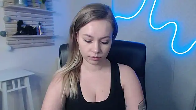 Snapshot of holly_xglam chatting on January 2025 06:06:01 AM holly xglam online show from January 2025 06:06:01 AM