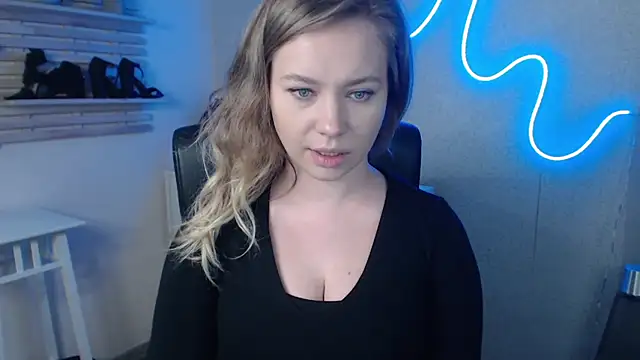 Snapshot of holly_xglam chatting on February 2025 07:28:02 AM holly xglam online show from February 2025 07:28:02 AM