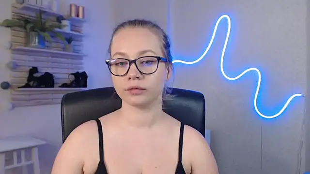 Snapshot of holly_xglam chatting on March 2025 03:48:02 AM holly xglam online show from March 2025 03:48:02 AM