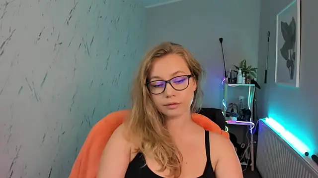 Snapshot of holly_xglam chatting on September 2025 05:27:01 PM holly xglam online show from September 2025 05:27:01 PM