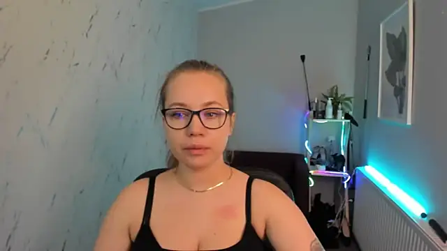 Snapshot of holly_xglam chatting on September 2025 05:05:02 PM holly xglam online show from September 2025 05:05:02 PM