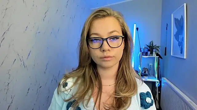 Snapshot of holly_xglam chatting on September 2025 04:56:02 PM holly xglam online show from September 2025 04:56:02 PM