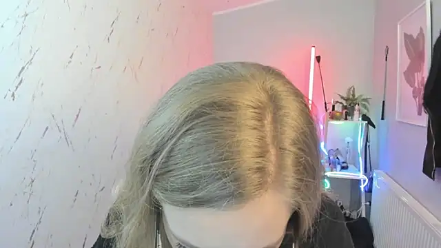 Snapshot of holly_xglam chatting on October 2025 05:10:01 PM holly xglam online show from October 2025 05:10:01 PM
