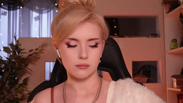 Chriss Fox online show from April 2026 03:39:02 PM