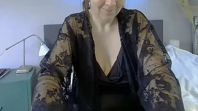 Snapshot of Ella_Next_Door chatting on January 2025 10:07:02 AM Ella Next Door online show from January 2025 10:07:02 AM