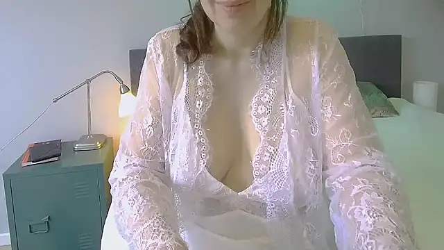 Snapshot of Ella_Next_Door chatting on January 2025 09:34:01 AM Ella Next Door online show from January 2025 09:34:01 AM