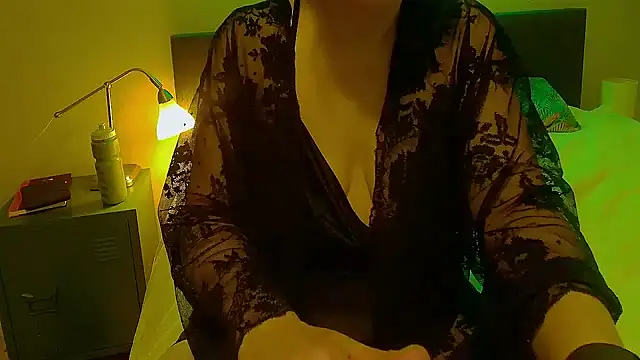 Snapshot of Ella_Next_Door chatting on January 2025 10:06:01 PM Ella Next Door online show from January 2025 10:06:01 PM