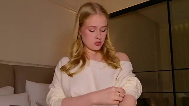 Snapshot of JuliaJaee chatting on November 2025 02:42:01 PM JuliaJaee online show from November 2025 02:42:01 PM