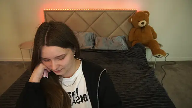Snapshot of MagicPeachh_ chatting on May 2026 06:53:01 AM MagicPeachh online show from May 2026 06:53:01 AM