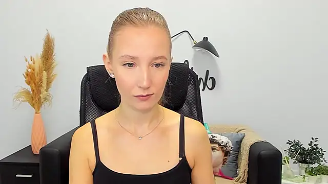 Snapshot of LolaWilsons chatting on January 2025 06:22:01 AM LolaWilsons online show from January 2025 06:22:01 AM