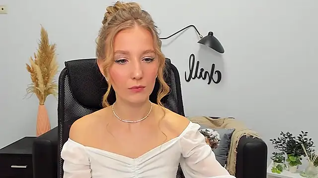 Snapshot of LolaWilsons chatting on February 2025 03:00:01 PM LolaWilsons online show from February 2025 03:00:01 PM