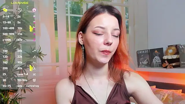 pretty little thing online show from March 2025 04:10:01 AM