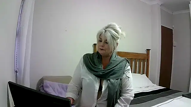 Snapshot of Miahotmilf chatting on December 2024 06:09:01 PM Miahotmilf online show from December 2024 06:09:01 PM