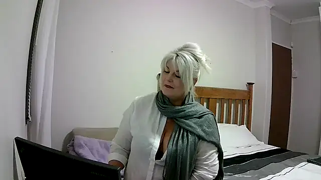Snapshot of Miahotmilf chatting on December 2024 09:13:02 PM Miahotmilf online show from December 2024 09:13:02 PM