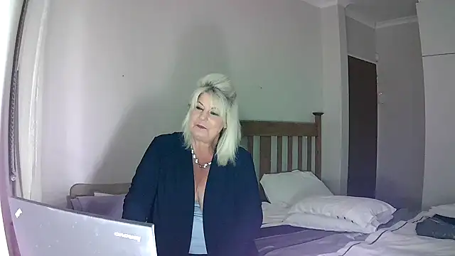 Snapshot of Miahotmilf chatting on December 2024 08:25:01 PM Miahotmilf online show from December 2024 08:25:01 PM