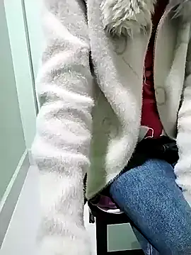 Snapshot of Luxcute286 chatting on February 2025 07:43:01 AM Luxcute286 online show from February 2025 07:43:01 AM