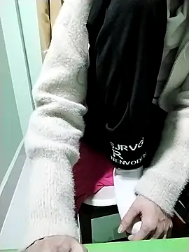 Snapshot of Luxcute286 chatting on February 2025 12:40:01 PM Luxcute286 online show from February 2025 12:40:01 PM