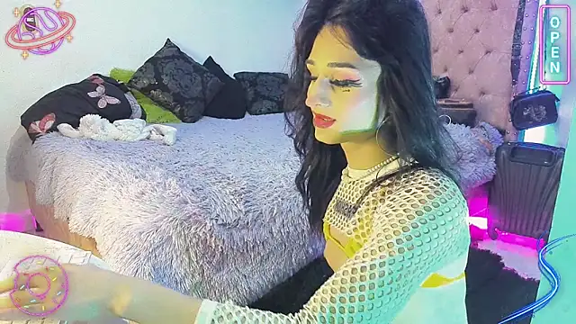 Snapshot of LittleEmmaa chatting on January 2025 02:11:02 AM LittleEmmaa online show from January 2025 02:11:02 AM