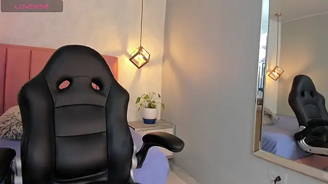 SUNNYCYRUS online show from October 2025 12:24:02 PM