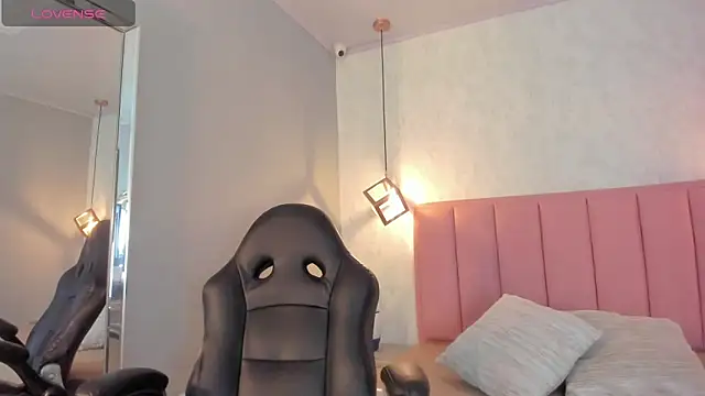 SUNNYCYRUS online show from October 2025 12:34:02 PM