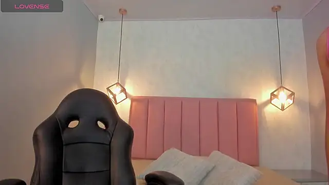 SUNNYCYRUS online show from October 2025 12:29:01 PM