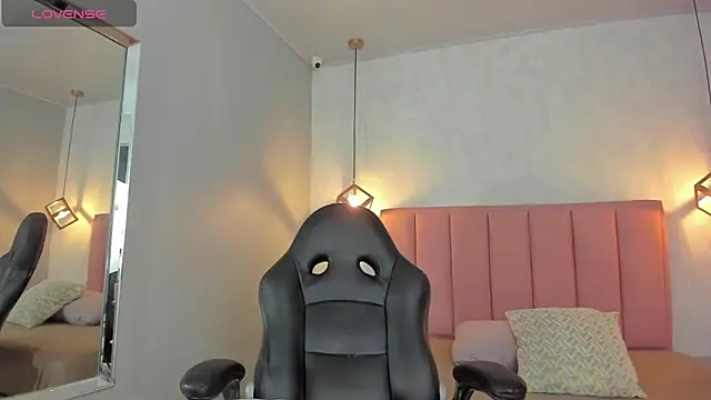 SUNNYCYRUS online show from March 2026 12:33:02 PM