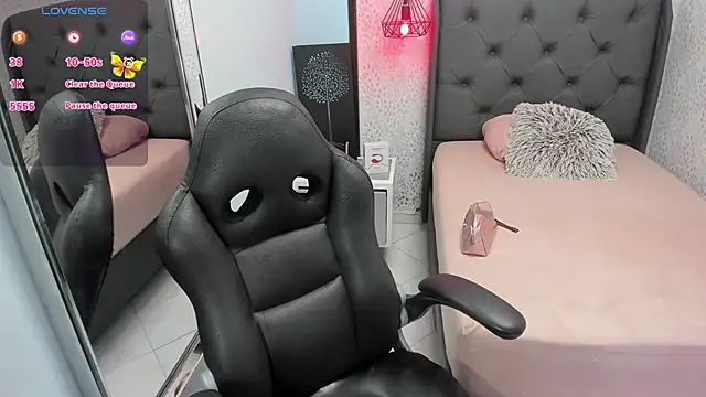 SUZETMONACO online show from February 2026 07:23:01 PM