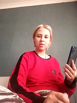 Snapshot of Gussie_Bridie chatting on January 2025 12:19:01 PM Gussie Bridie online show from January 2025 12:19:01 PM