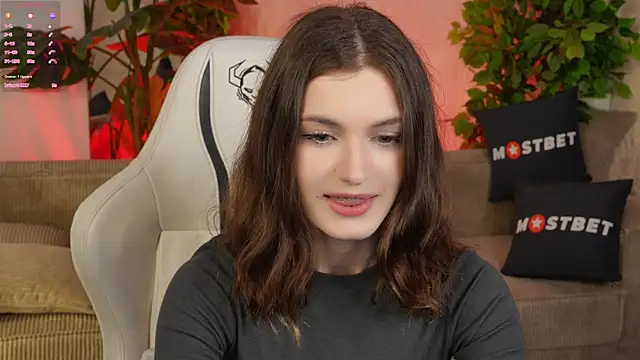 Snapshot of Britney054 chatting on December 2024 04:02:02 AM Britney054 online show from December 2024 04:02:02 AM