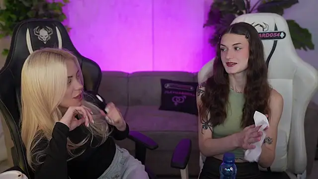 Snapshot of Britney054 chatting on February 2026 03:50:01 PM Britney054 online show from February 2026 03:50:01 PM