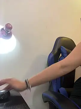  luna torres online show from March 2026 01:18:01 PM