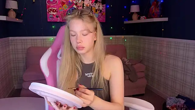 Snapshot of Sarra_Cooper chatting on December 2024 01:10:01 AM Sarra Cooper online show from December 2024 01:10:01 AM