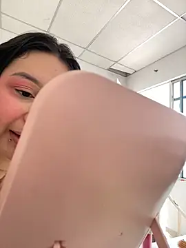 Pretty Isadora online show from February 2025 05:34:01 PM