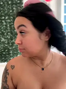 Pretty Isadora online show from November 2025 05:12:01 PM