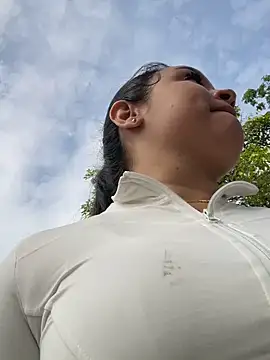 Pretty Isadora online show from February 2026 02:11:02 PM