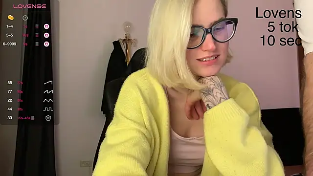 Snapshot of Sexy_Sweets chatting on October 2025 06:30:01 PM Sexy Sweets online show from October 2025 06:30:01 PM