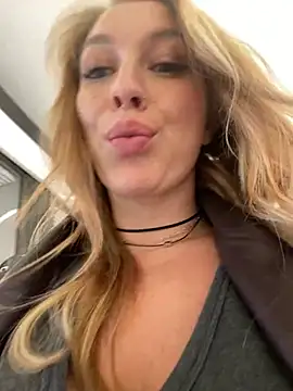 Snapshot of Sweet___Emily chatting on December 2024 02:27:01 PM Sweet Emily online show from December 2024 02:27:01 PM