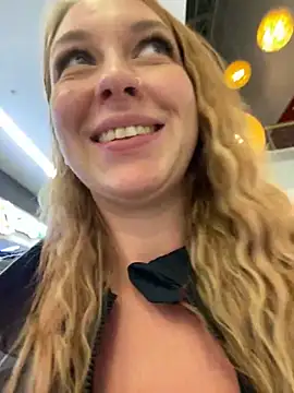 Snapshot of Sweet___Emily chatting on December 2024 06:01:02 PM Sweet Emily online show from December 2024 06:01:02 PM