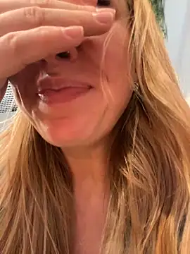 Snapshot of Sweet___Emily chatting on January 2025 05:18:01 PM Sweet Emily online show from January 2025 05:18:01 PM