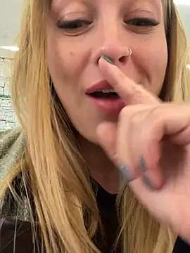 Snapshot of Sweet___Emily chatting on March 2025 04:02:01 PM Sweet Emily online show from March 2025 04:02:01 PM