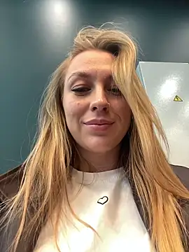 Snapshot of Sweet___Emily chatting on October 2025 01:52:01 PM Sweet Emily online show from October 2025 01:52:01 PM