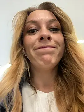 Snapshot of Sweet___Emily chatting on October 2025 01:19:01 PM Sweet Emily online show from October 2025 01:19:01 PM