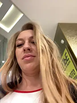 Snapshot of Sweet___Emily chatting on October 2025 01:45:02 PM Sweet Emily online show from October 2025 01:45:02 PM