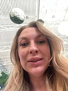 Snapshot of Sweet___Emily chatting on November 2025 11:42:02 AM Sweet Emily online show from November 2025 11:42:02 AM