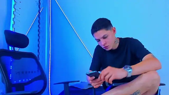 HOT boy2025 online show from October 2025 03:06:02 AM