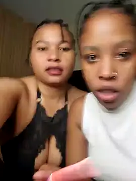 Snapshot of R-thequeen chatting on December 2025 12:21:02 PM R-thequeen online show from December 2025 12:21:02 PM