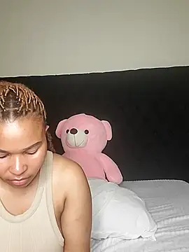 Snapshot of R-thequeen chatting on February 2026 12:15:02 PM R-thequeen online show from February 2026 12:15:02 PM