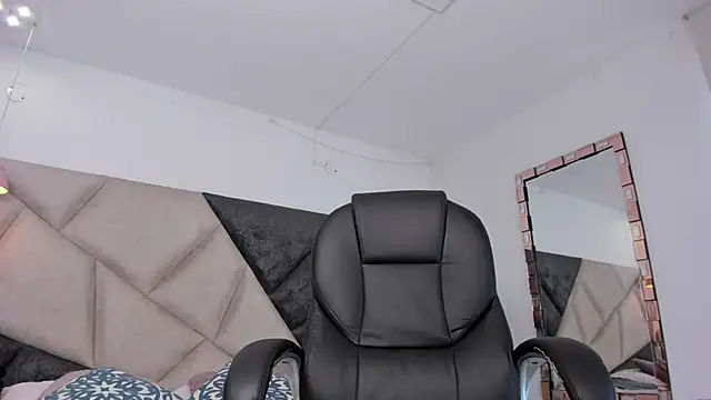 Snapshot of BarbaraKnox_ chatting on June 2026 06:22:02 PM BarbaraKnox online show from June 2026 06:22:02 PM