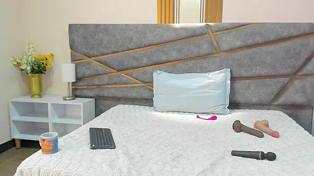 Julia Gomes online show from November 2025 07:27:01 PM